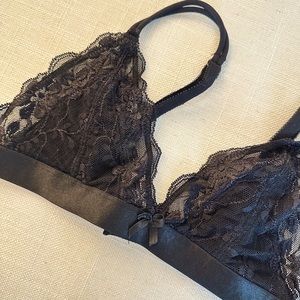 Black laced bralette with silk band